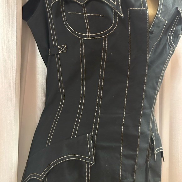 Elegant Black Dress with Stitch Detailing - Picture 3 of 12